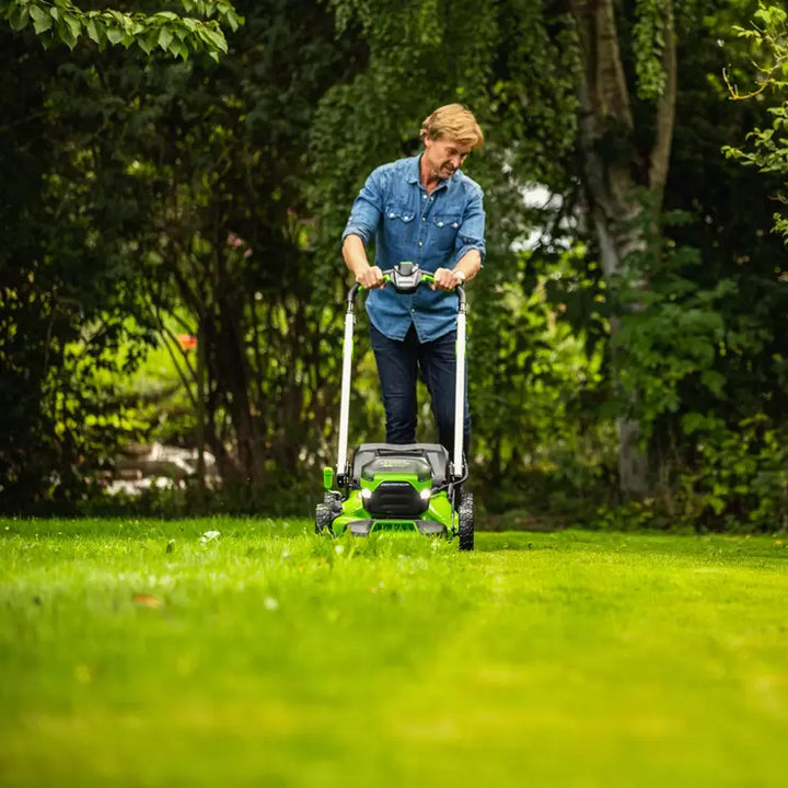 Greenworks 60V (4Ah) 46cm Self-Propelled Cordless Battery Lawnmower with 1 x 4Ah Battery and 60V Charger